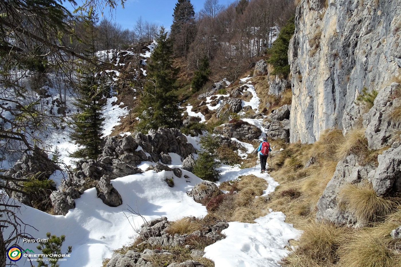 43 Ed ora si cammina in saliscendi pestando neve .JPG